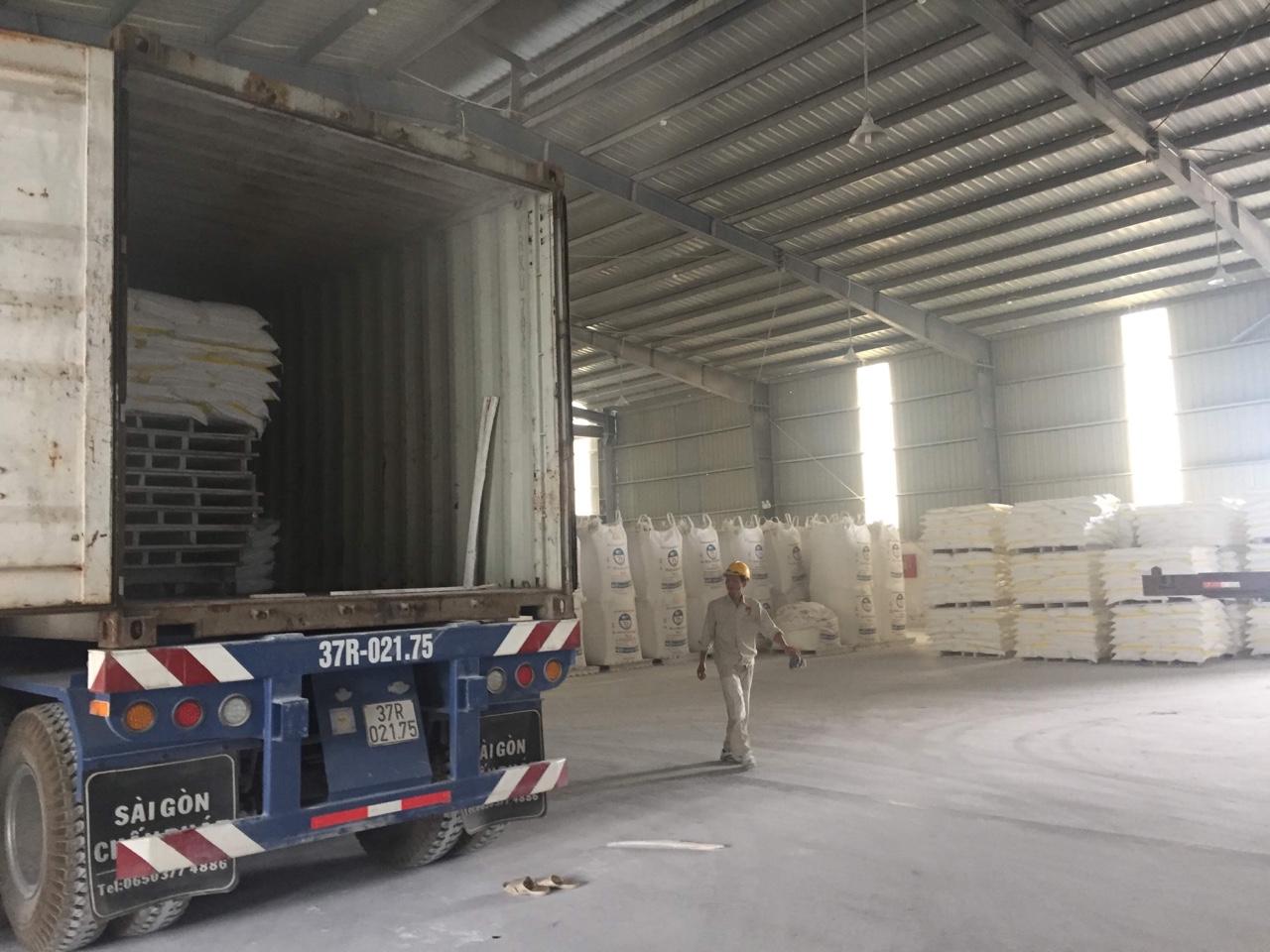 Xuất hàng lên container