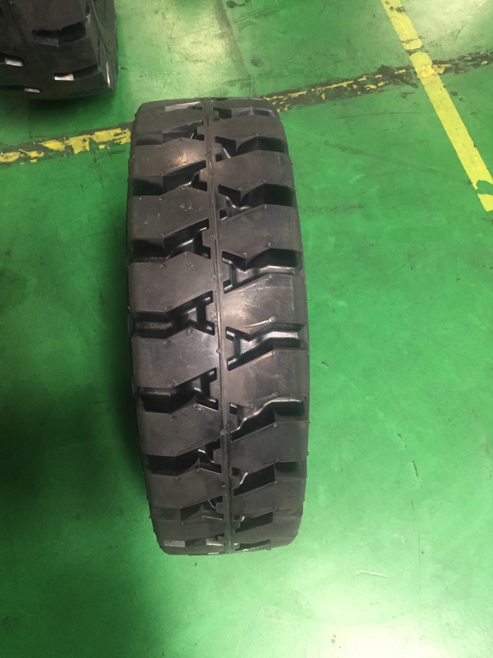 Bánh xe nâng dầu