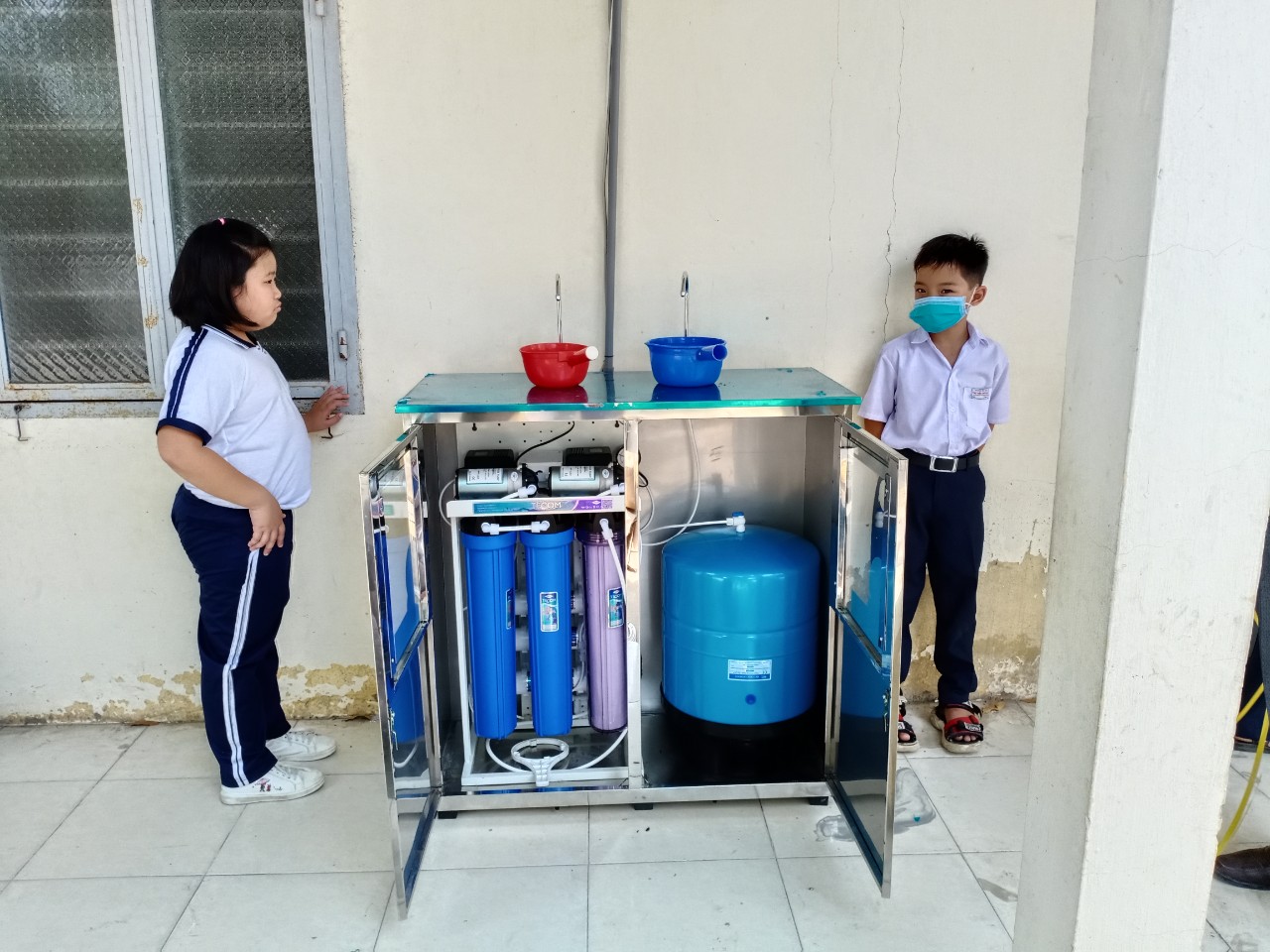 Máy nước nóng và quạt làm mát