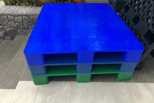 Pallet nhựa kín