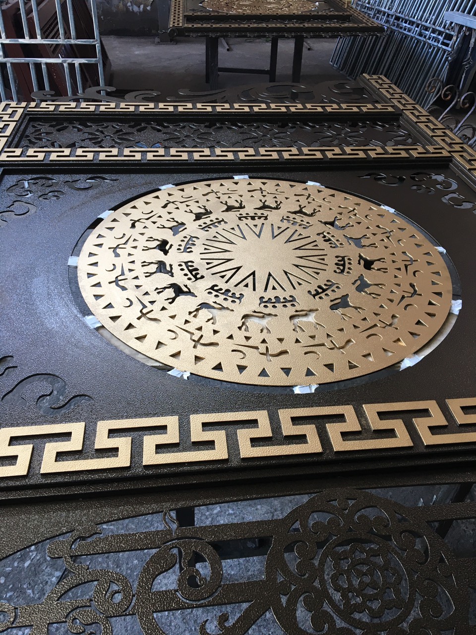 Sơn Tĩnh Điện Hàng Rào, Lan Can