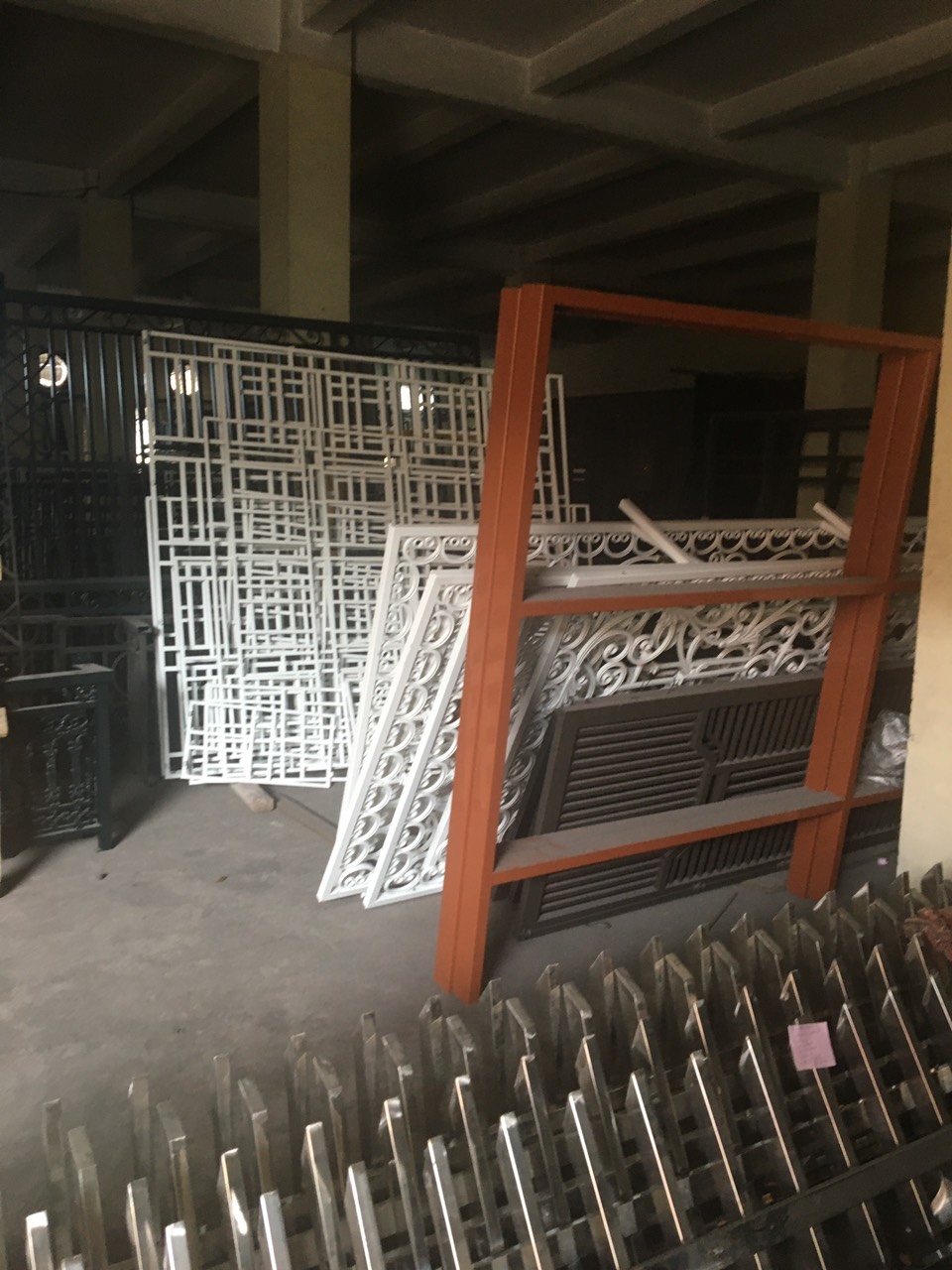 Sơn Tĩnh Điện Hàng Rào, Lan Can