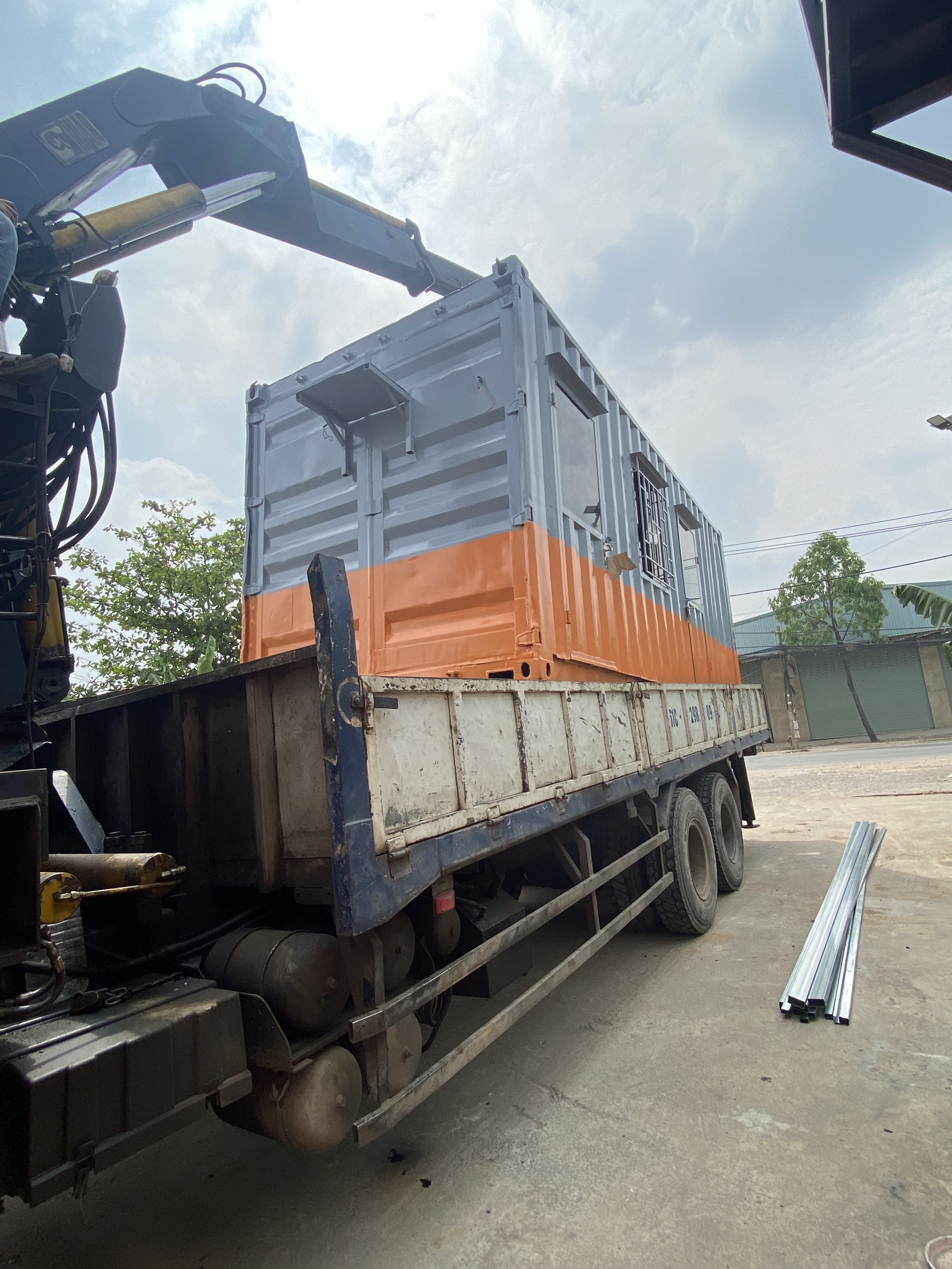 Dịch vụ thi công, cẩu hạ container
