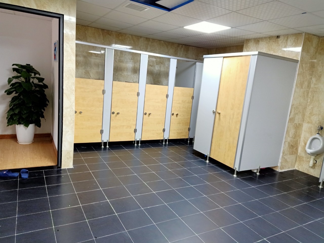Vách ngăn vệ sinh