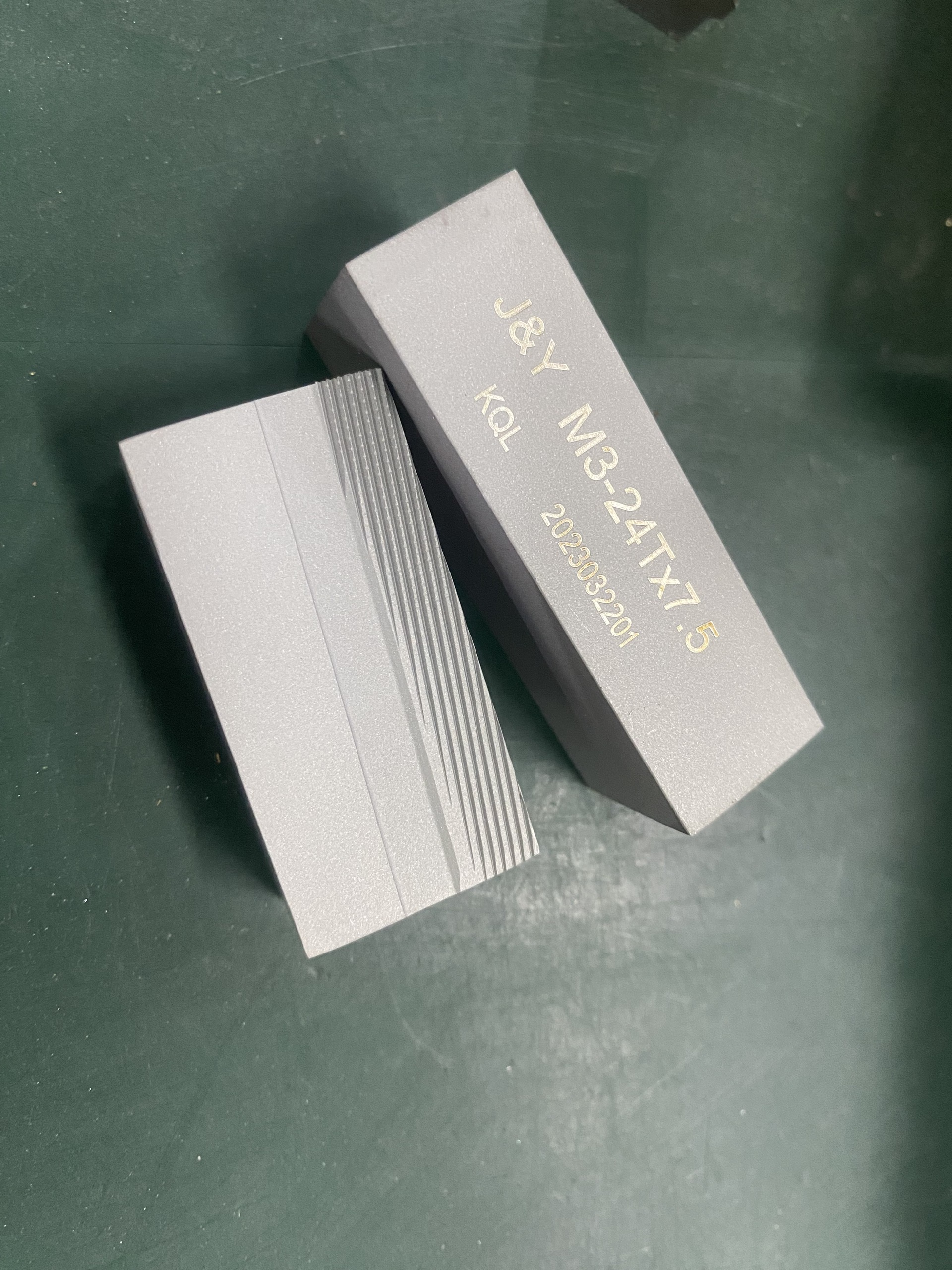 Kim loại khuôn lăn ren