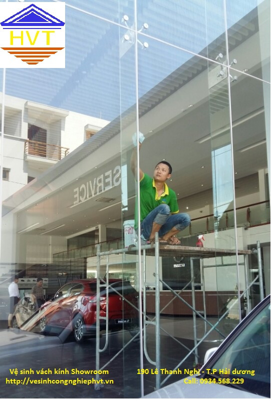 Vệ sinh kính Showroom