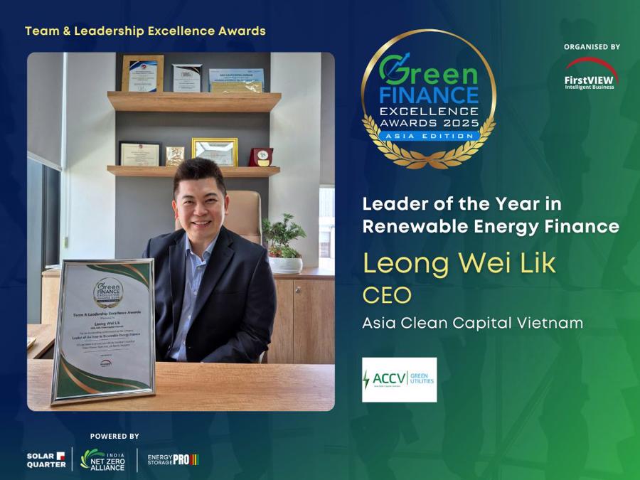 Mr. Leong Wei Lik receives the Team & Leadership Excellence Award
