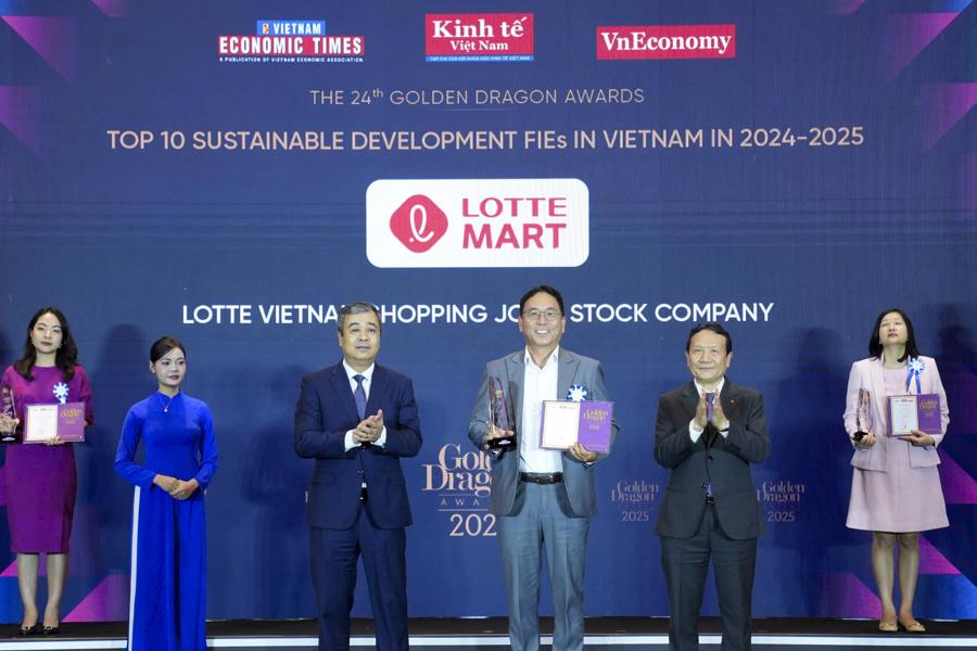 Mr. Shin JuBack, General Lotte Mart越南的董事代表该公司在越南2024年获得前十名的可持续发展。 data-original =“ https://media.vneconomy.vn/images/upload/2025/04/24/24/808be876-3f89-3f89-4a5e-bcf2-bb7c4c4c4c4c4c4c4c4c4c4c4e32e568.jpg”>
<figcaption class =“图像捕获”> MR。 Lotte Mart越南总经理Shin Juback代表该公司获得越南2024  -  2025年的前十名可持续发展发展。  </figcaption>
</figure>
<p>作为2025年金龙奖的一部分，越南经济时报 / vnecomony / tap chi kinh te viet nam最近在2024  -  2025年越南的前10名可持续发展发展中任命了Lotte Mart。该奖项旨在表彰企业对可持续发展，杰出运营PE的承诺对国家经济的富有性能和有意义的贡献。</p>
<p> <strong>享有声望的奖项</strong> </p>
<p>乐天越南越南的代表分享道：“多年来，我们一直致力于可持续增长和建立绿色绿化的越南，多年来，我们一直在实施环境计划，并鼓励合作伙伴和客户加入我们。GoldenDragon Dragon Award 2025年，我们在改变消费者Habits和Thrange Insuper Habits and Internal Internal Business Internction in the Vietnals Markets Market of Vietnam Market Market。
<p>连续23年以上，金龙奖颁奖典礼一直对成千上万的FDI企业进行了调查，评估和尊重，这些企业有效地运作，先锋创新，领导新趋势，并为整个地区和越南的社会经济发展做出了重大贡献。
<figie class =“ image-wrap align-center-image”> <img src =“ https://media.vneconomy.vn/images/upload/2025/04/24/24/d94984d00b74d0-c7da-4c08-4c08-8b7b-af308605.jp32.jp32.jp32.jp32.jpG“ Alt =”尊敬的企业是那些在数字化转型，绿色增长和可持续发展方面表现出有效运营，创新和强大努力的企业。 ＆nbsp;“ data-original =” https://media.vneconomy.vn/images/upload/2025/04/24/24/d94984d0-c7da-4c08-4c08-4c08-8b7b-af308605af32.jpg“>
<figcaption class =“ Image Caption”>荣誉企业是那些在数字化转型，绿色增长和可持续发展方面表现出有效运营，创新和强大努力的企业。  </figcaption>
</figure>
Lotte Mart于2008年在Ho Chi Minh City第7区开设了第一个超市分支机构。此后，这家韩国零售商在为越南消费者带来现代购物体验方面发挥了开创性的作用，通过不断提高购物场所，扩大多渠道服务，扩大多渠道服务，并提高产品和服务质量。目前，Lotte Mart在全国各地的主要城市中经营着15个购物中心，包括河内，Ho Chi Minh City，DANang，Nha Trang，Vung Tau，Can Tho和Vinh。所有Lotte Mart超市都投资了豪华，现代的购物空间，成为购物，娱乐和休闲的流行目的地。</p>
<p> <strong>可持续性的努力</strong> </p>
<p>为社区和社会创造可持续价值一直是Lotte Mart在越南的核心运营原则之一。该公司通过各种有意义的举措不断促进人道主义精神，这有助于改善生活质量，并建立繁荣，可持续发展的越南的共同目标。</p>
<p>目前，Lotte Mart正在实施多个环境保护计划。值得注意的是，“小型行动 - 大变化”计划鼓励消费者通过为合格的Lotte Mart成员提供免费的生态袋或奖励积分来使用可重复使用的袋子。</p>
在PLOAD/2025/04/24/22AB52555255-92D8-4EAA-B701-89FB9DBC0B0B.JPG“ ALT =” Lotte Mart正在努力改变消费者的行为，以改变绿色的生活方式。 ＆nbsp;“ data-original =” https://media.vneconomy.vn/images/upload/2025/04/24/24/22ab5255-92d8-4aa-4eaa-b701-b701-89fb9db9db9dbc0b0b0b.jpg'>
<figcaption class =“图像捕捉”>乐天玛特（Lotte Mart）正在努力将消费者的行为转向更绿色的生活方式。  </figcaption>
</figure>
<p>示例性计划是采用电子发票。成员可以通过Lotte Mart在线应用程序轻松访问和查看其购买历史记录，而不是收到纸质发票。这不仅增强了数字购物体验，还加强了公司对环境保护的承诺，并在越南实现了可持续发展目标。</p>
<p>除了为数百万客户提供服务并为经济做出贡献之外，Lotte Mart将社区责任视为一项长期任务。在国家需要时，公司始终如一Vers及时有意义的贡献。一个值得注意的例子是，当Lotte集团与Lotte Mart一起通过越南祖国前线委员会捐赠了超过70亿欧元（280,000美元），并在Covid-19-19-19大流行期间向医院和地区捐赠给医院和地方。 2024年，Lotte Mart和其他18个Lotte集团成员公司额外贡献了30亿美元（120,000美元），以支持受3号台风影响的社区。</​​p>                                <!-- 内容详情 end -->
							</div>
                            <div class=