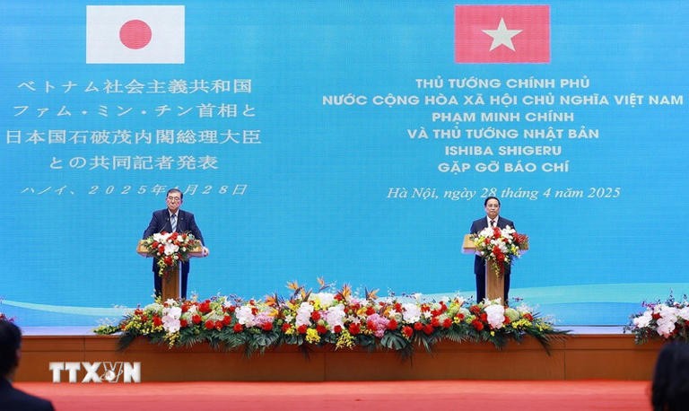越南政府总理范明正与日本首相石破茂共同会