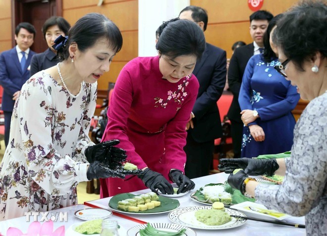 越共中央总书记夫人吴芳璃同日本首相夫人石