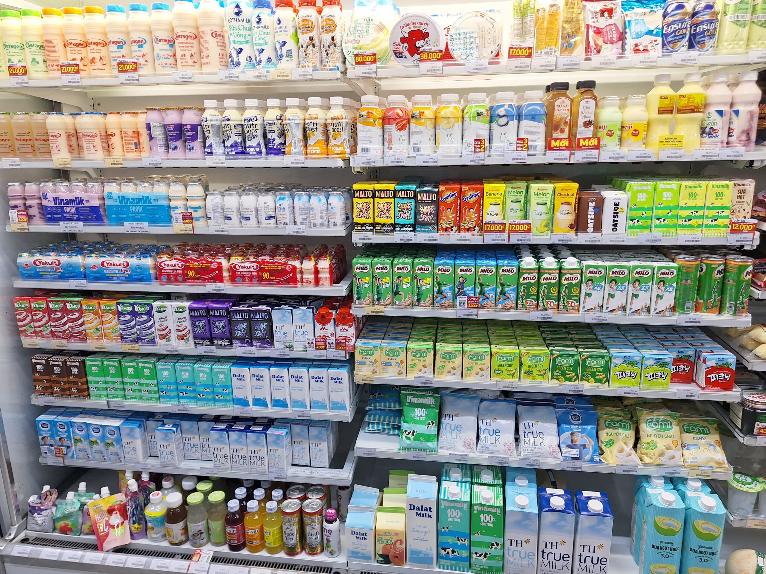 胡志明市 Min Mart 便利店的乳制品区。