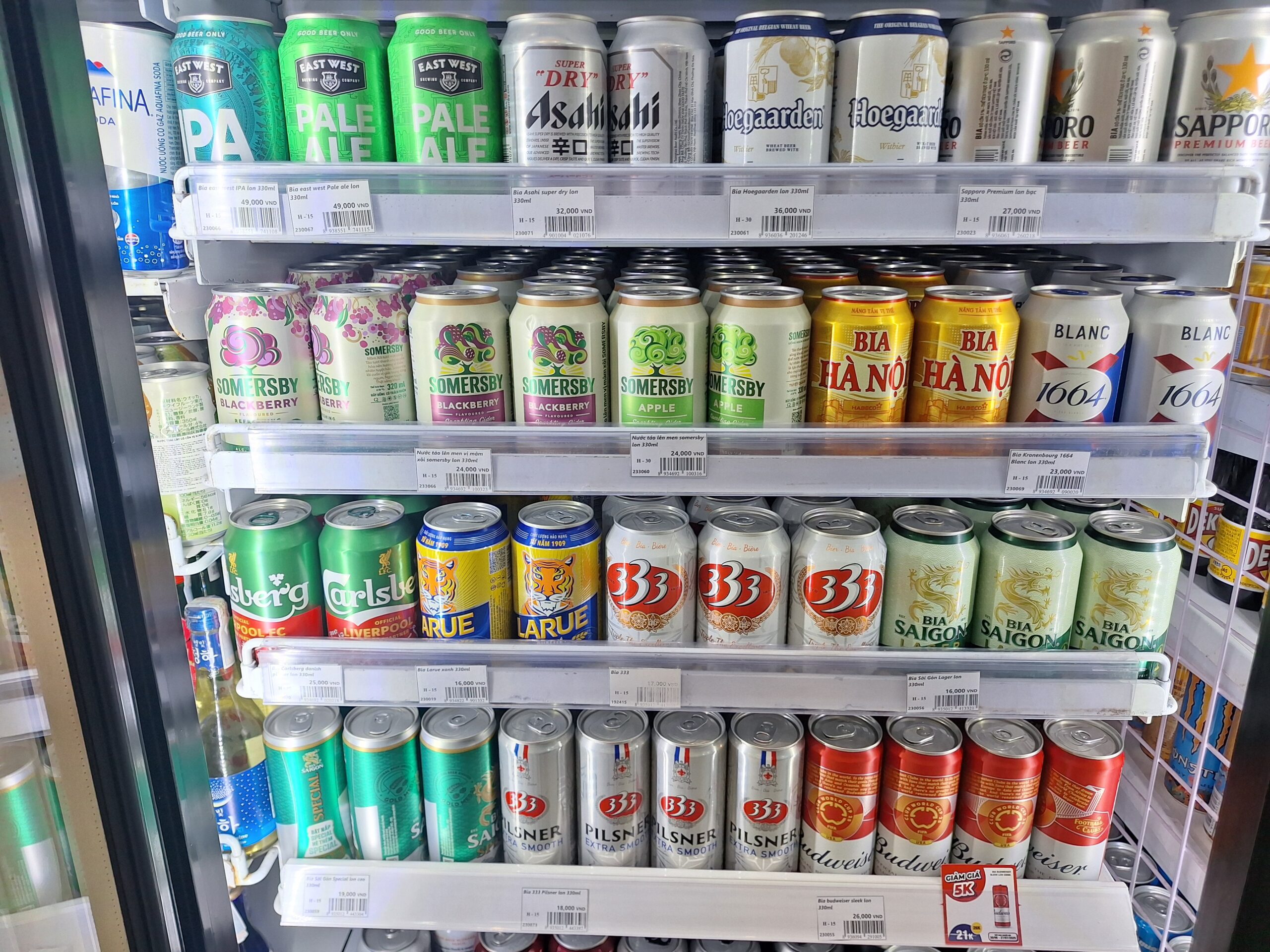 展示胡志明市本地和外国啤酒品牌的啤酒冰箱。