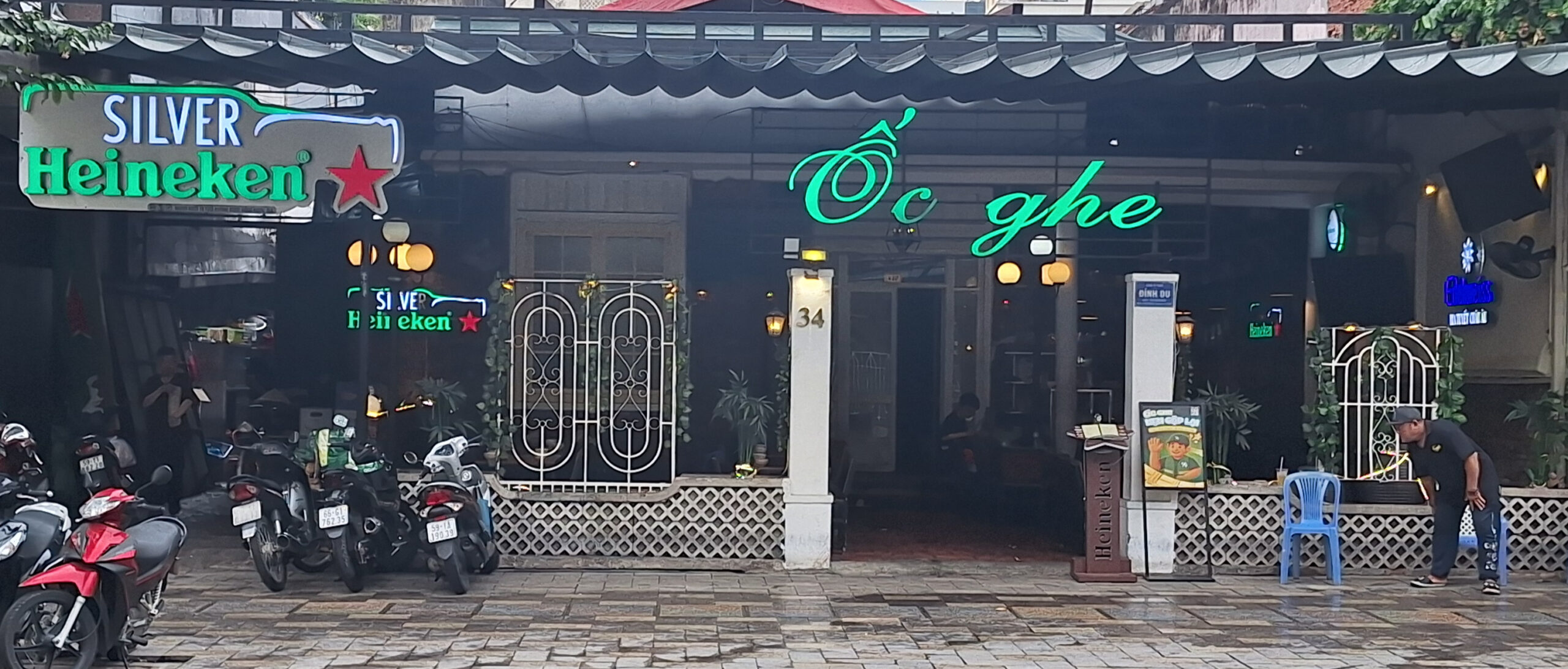 胡志明市当地的一家蜗牛餐厅,供应喜力啤酒。